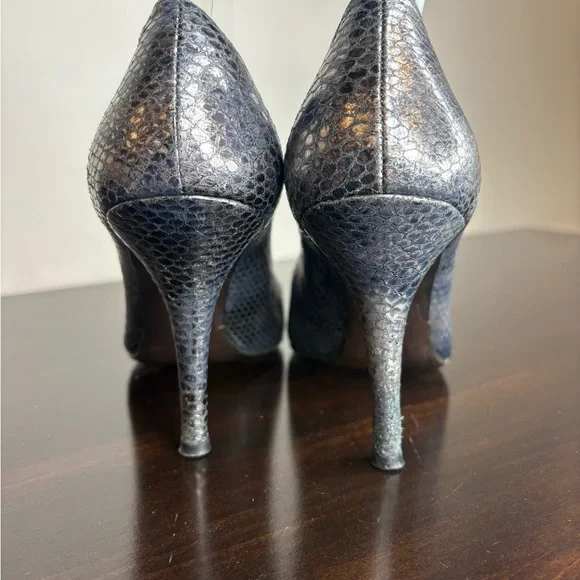 Stuart Weitzman Blue-Grey Snake Embossed Leather Pointed Toe Pumps | Size 6-ish - Picture 4 of 7